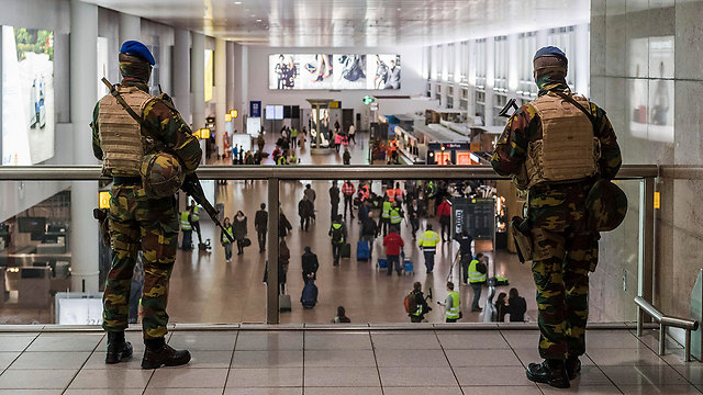 חיילים בנמל התעופה זבנטם בבריסל (צילום: AP) (צילום: AP)