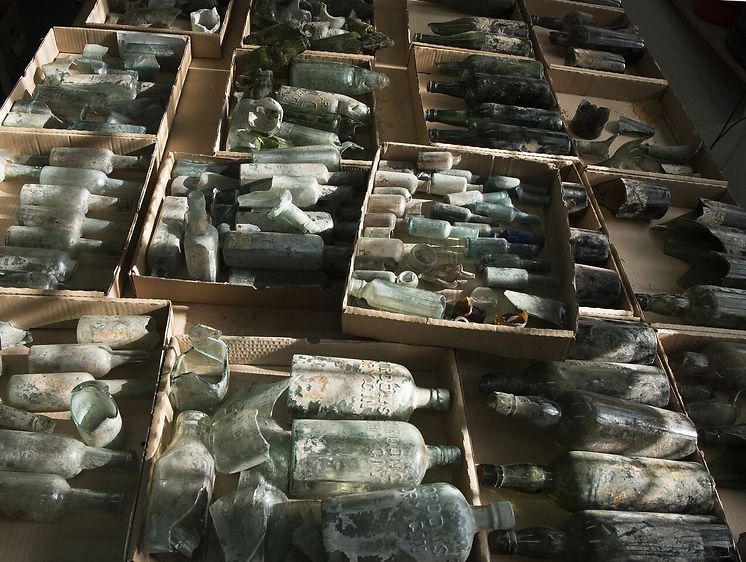 בקבוקי הזכוכית במעבדת רשות העתיקות (צילום קלרה עמית, באדיבות רשות העתיקות.)