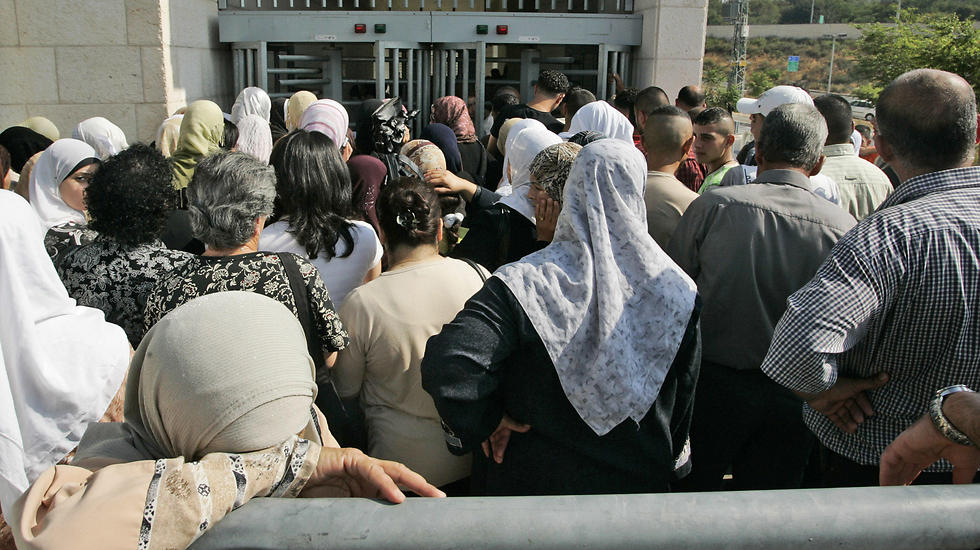 Palestinians waiting in line outside the Israeli Interior Ministry in Jerusalem (Photo: AP) (Photo: AP)