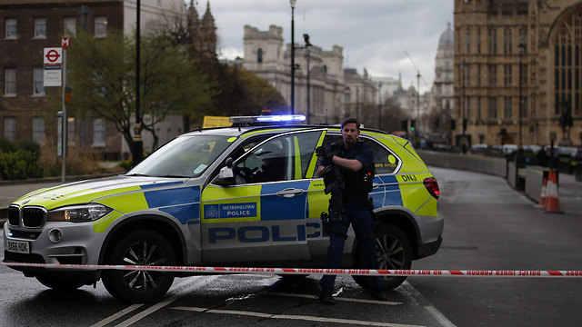 London Police arrive on the scene (Photo: AFP)