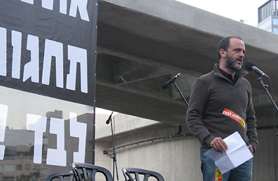 מאבקי עובדים לא זרים לו. חטב בהפגנה (צילום: מרב יודילוביץ')