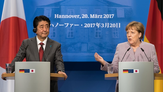שותפים ויריבים. קנצלרית גרמניה וראש ממשלת יפן (צילום: AFP) (צילום: AFP)