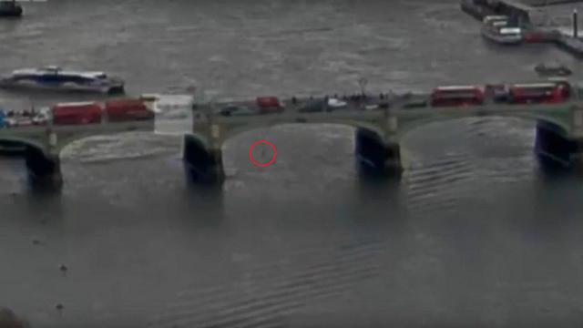 אחת הפצועות היא אישה שקפצה מהגשר לנהר. מתוך תיעוד הפיגוע (צילום מסך)