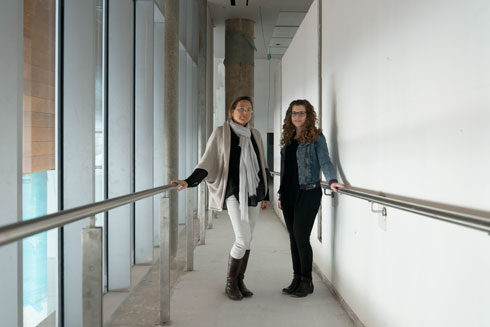 האדריכלית מיכל קימל-אשכולות (משמאל) עם האדריכלית האחראית במשרד על הפרויקט, לימור עמרני (צילום: גדעון לוין)