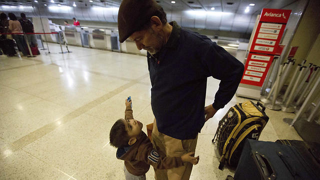 Franklin and his son Ezra on their way to Israel (Photo: AP)