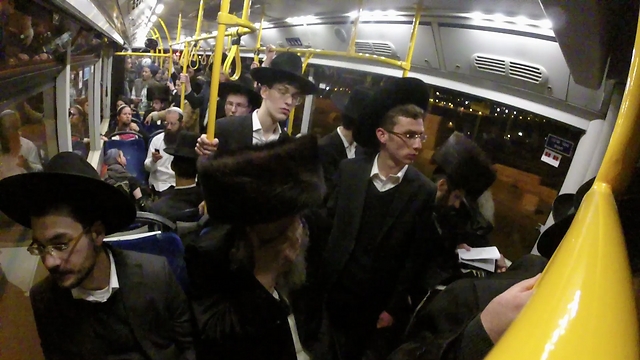 מוצאי שבת בירושלים: אוטובוס מהתחנה הרכזית לכותל  (צילום: אלי מנדלבאום) (צילום: אלי מנדלבאום)