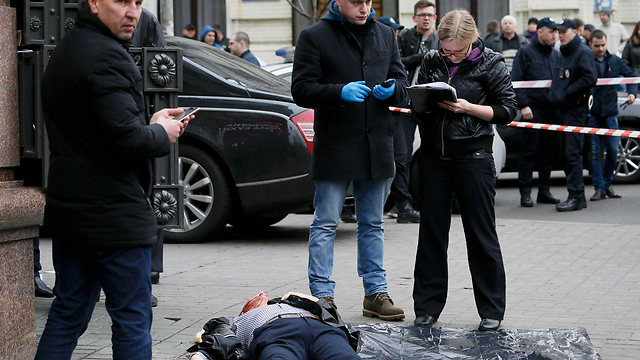 סיפק חומרים לתביעה הצבאית באוקראינה. גופתו של וורוננקוב בקייב (צילום: רויטרס) (צילום: רויטרס)