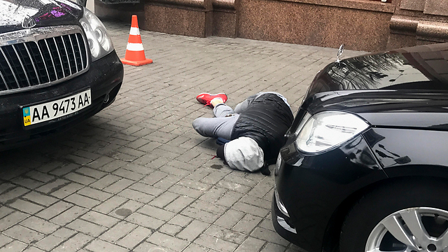 נפצע על ידי מאבטחו של וורוננקוב ופונה לבית חולים. המתנקש במחוקק הרוסי לשעבר (צילום: AP) (צילום: AP)