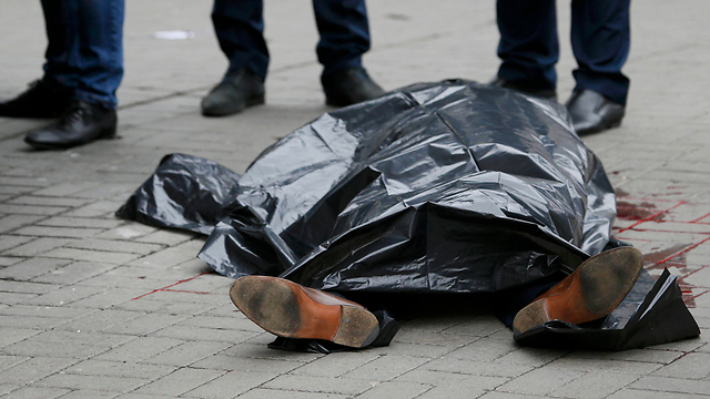 גופתו של וורוננקוב ברחוב בקייב (צילום: רויטרס) (צילום: רויטרס)