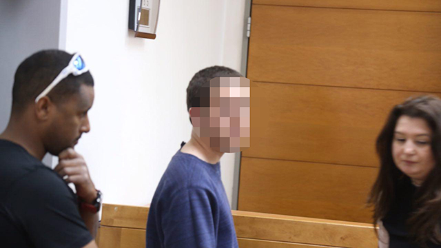 החשוד בדיון בהארכת מעצרו בבית משפט השלום בראשל"צ (צילום: מוטי קמחי) (צילום: מוטי קמחי)