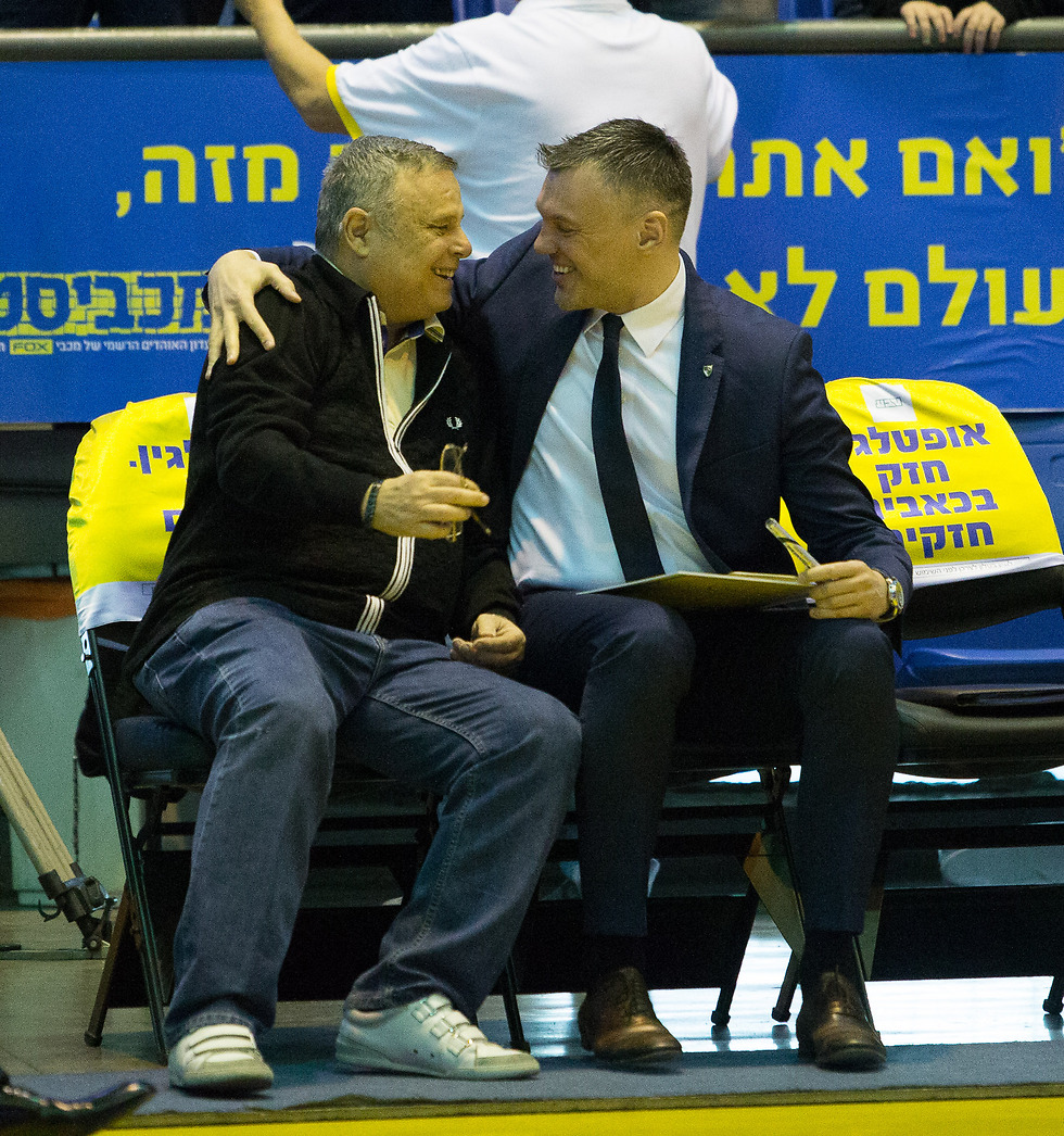 שאראס ודייויד פדרמן מתחבקים לפני המשחק (צילום: עוז מועלם) (צילום: עוז מועלם)