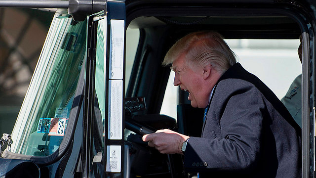 טראמפ משתעשע ברחבת הבית הלבן, בפגישה עם נהגי משאית (צילום: AFP) (צילום: AFP)