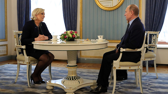 נשיא רוסיה התערב בבחירות בצרפת לטובת מועמדת הימין הקיצוני? פוטין ולה פן במוסקבה (צילום: AFP) (צילום: AFP)