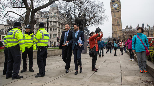 התיירים לא חוששים לצד השוטרים בלונדון (צילום: gettyimages) (צילום: gettyimages)