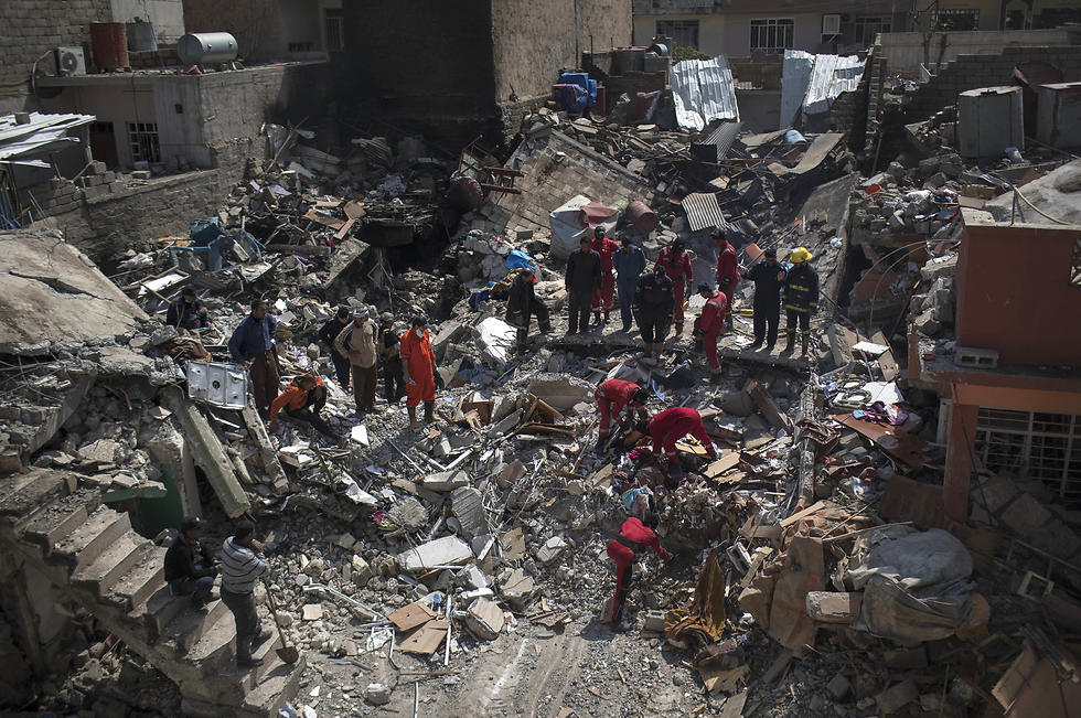 במוסול אחרי ההפצצה (צילום: AP) (צילום: AP)