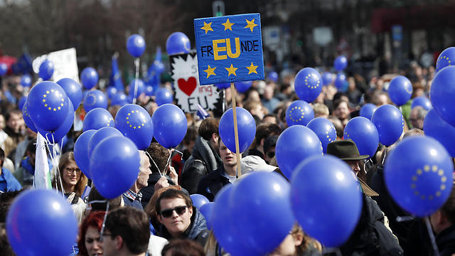 בלונים ועליהם סמל האיחוד האירופי, היום בברלין (צילום: EPA) (צילום: EPA)