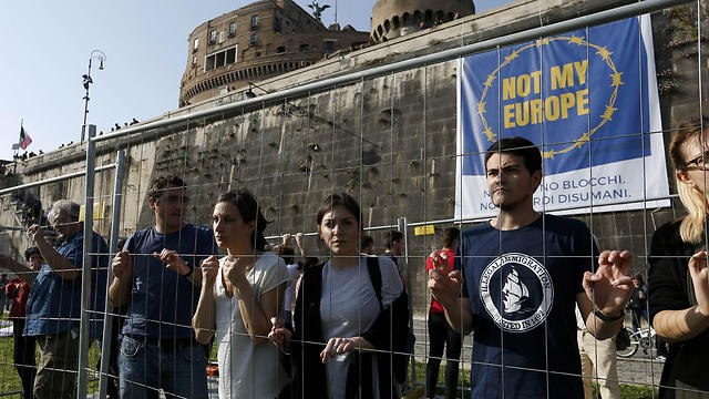 "זו לא אירופה שלי". מפגינים נגד מדיניות ההגירה של האיחוד, היום ברומא (צילום: רויטרס) (צילום: רויטרס)