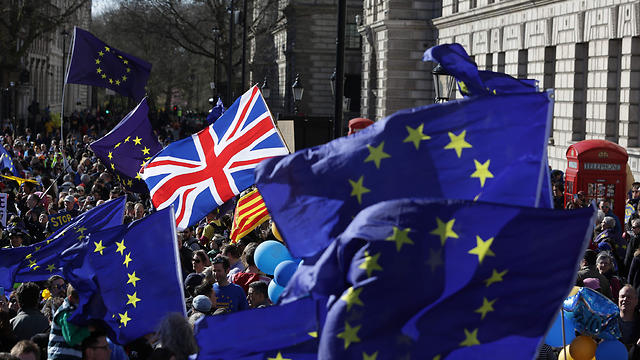 מפגינים נגד פרישת בריטניה מהאיחוד האירופי, היום בלונדון (צילום: AFP) (צילום: AFP)