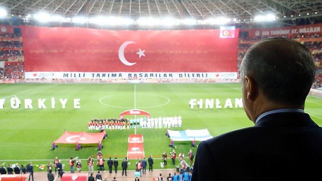 נשיא טורקיה צופה במשחק של נבחרת הכדורגל הטורקית אמש (צילום: AFP) (צילום: AFP)