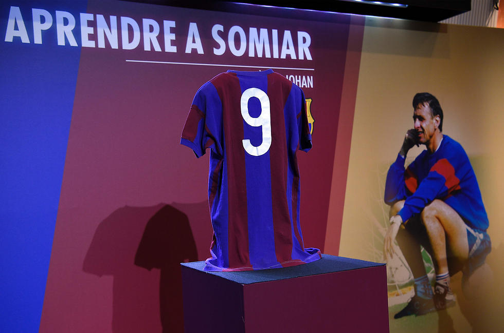 החולצה של קרויף במוזיאון של ברצלונה (צילום: AFP) (צילום: AFP)