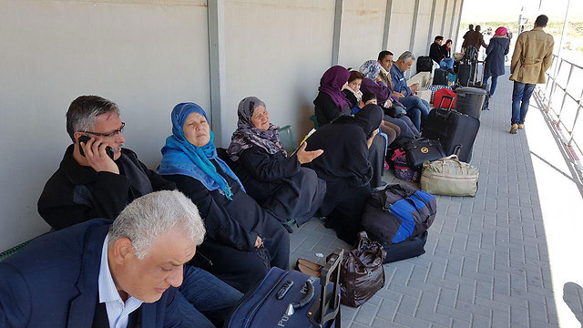 Palestinians waiting to cross (Photo: Roi Idan)