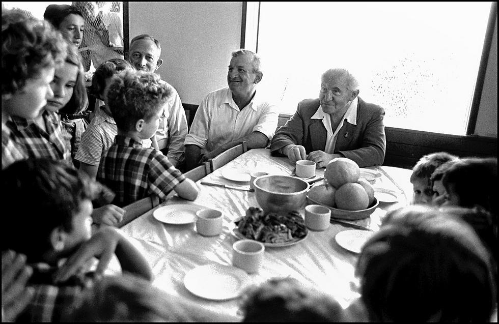 David Ben-Gurion with children, 1953, shot days after he announced his resignation from the prime ministership and plans to relocate to Sde Boker (Photo: David Seymour)