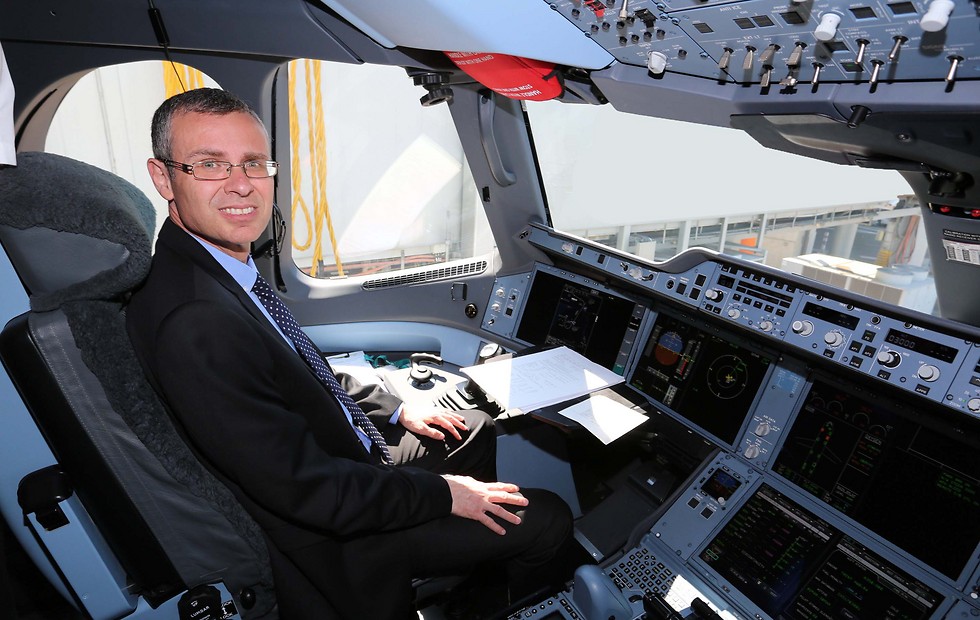 Tourism Minister Levin in the cockpit (Photo: Sivan Farag)