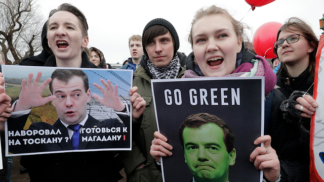 מפגינים ועצורים, שלשום במוסקבה ובסנט פטרסבורג (צילום: AP) (צילום: AP)