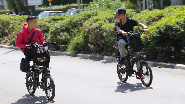 בני נוער על אופניים חשמליים (צילום: מוטי קמחי ) (צילום: מוטי קמחי )