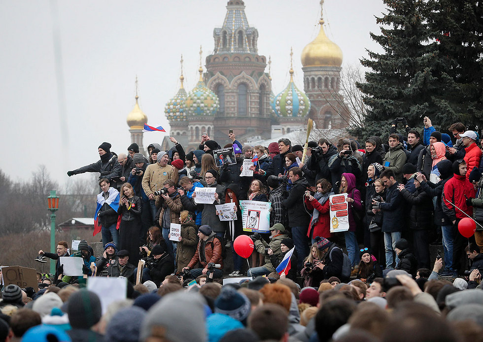 מפגינים נגד הנשיא פוטין (צילום: AP) (צילום: AP)