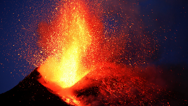קרוב יותר אלינו. התפרצות בעבר של הר הגעש אתנה באיטליה (צילום: רויטרס) (צילום: רויטרס)