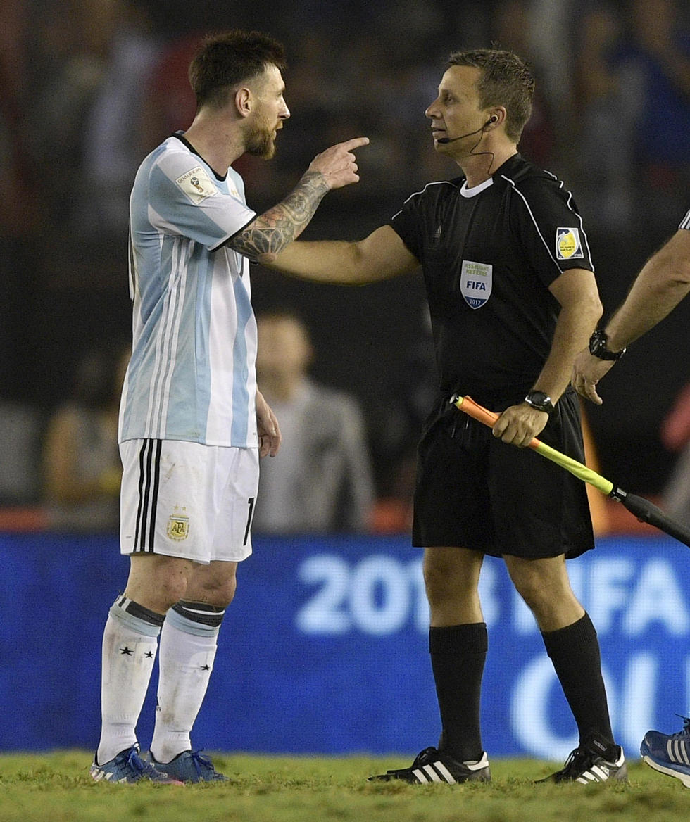 מסי מקלל את הקוון במשחק נגד צ'ילה (צילום: AFP) (צילום: AFP)