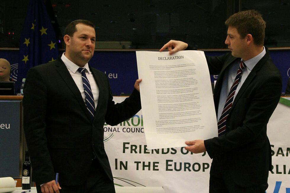 Yossi Dagan and Petr Mach present the declaration (Photo: Benjamin Pataki)