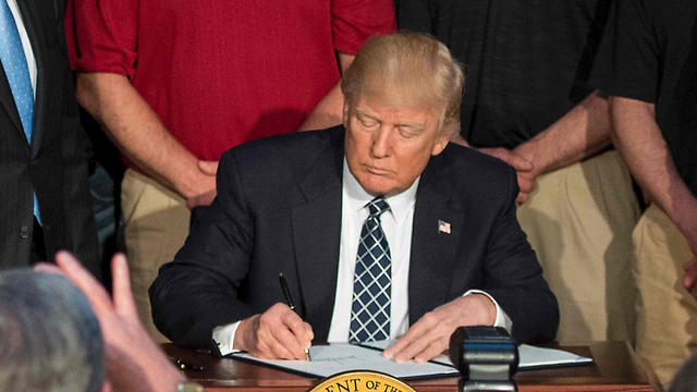 President Trump signs executive order (Photo: AFP) (Photo: AFP)