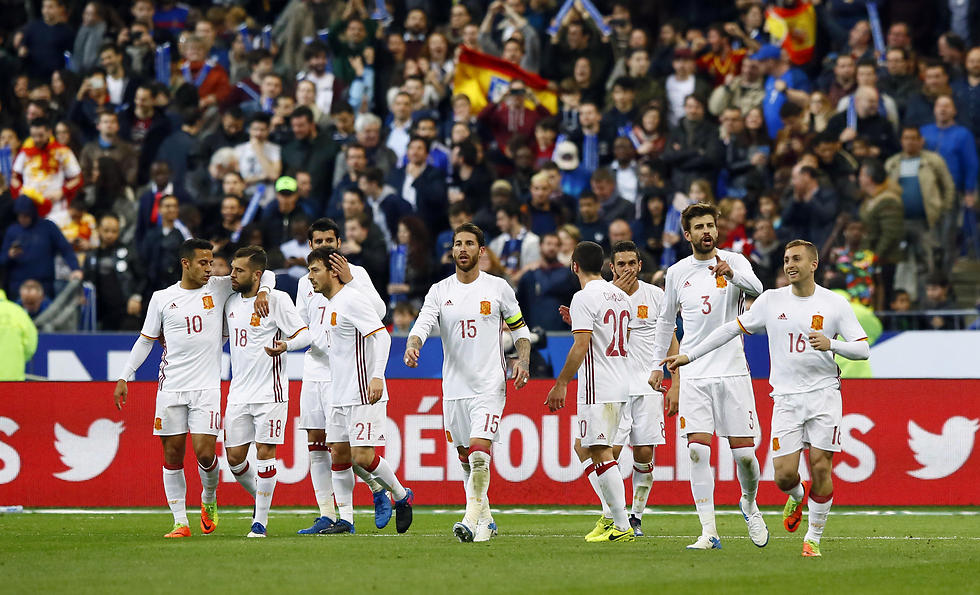 שוב מאיימת. נבחרת ספרד (צילום: AP) (צילום: AP)