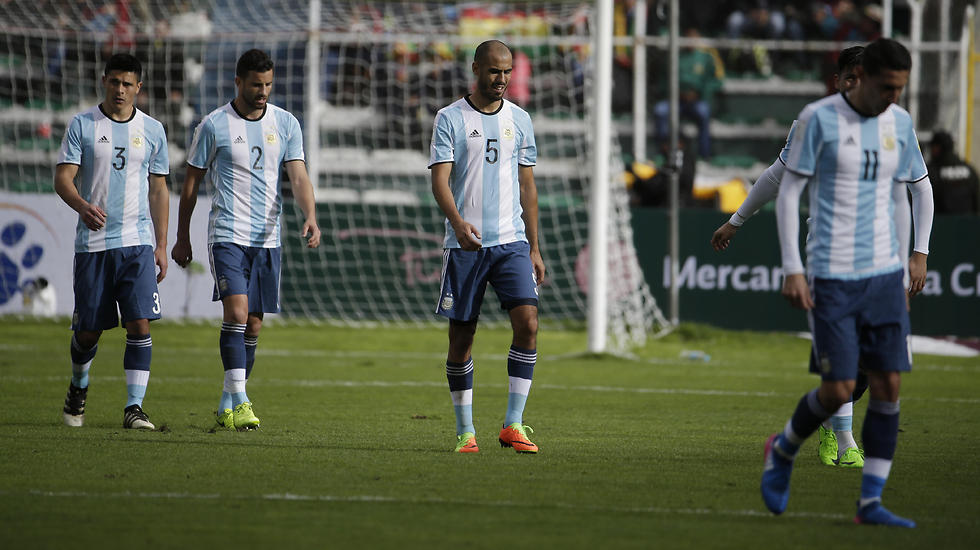 נבחרת ארגנטינה מאוכזבת אחרי ההפסד בבוליביה (צילום: AP) (צילום: AP)