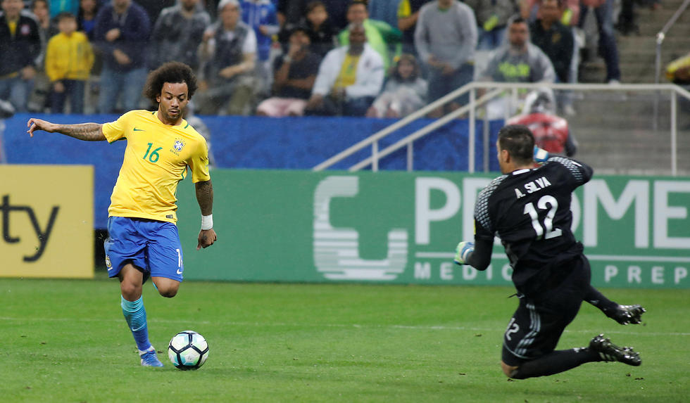 מרסלו כובש את השער השלישי של ברזיל (צילום: רויטרס) (צילום: רויטרס)