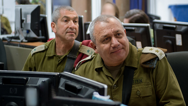 Eisenkot (R) watches exercise (Photo: IDF Spokesperson's Unit)