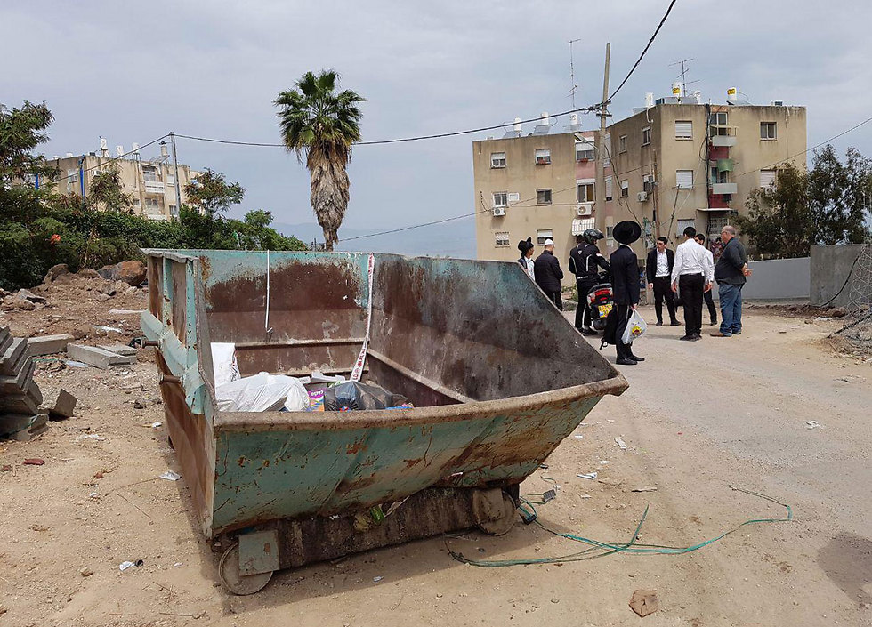 השליך את ראשה של הנרצחת לפח האשפה. אתמול בטבריה (צילום: עידו ארז) (צילום: עידו ארז)