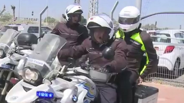 השר ארדן ביחידת האופנוענים של המשטרה  (צילום: אבי חי) (צילום: אבי חי)