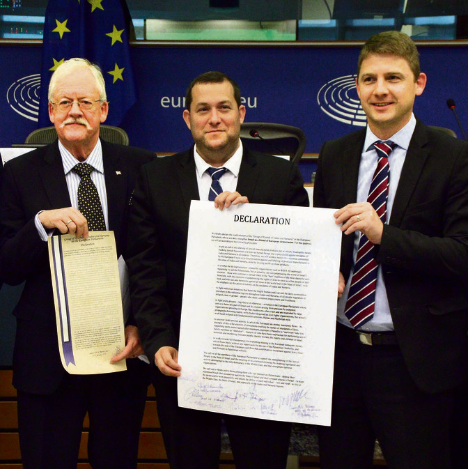 יוסי דגן (במרכז) עם ראש השדולה למען יו"ש בפרלמנט האירופי, פיטר מאך (מימין) ועם חבר השדולה רוג'ר הלמר