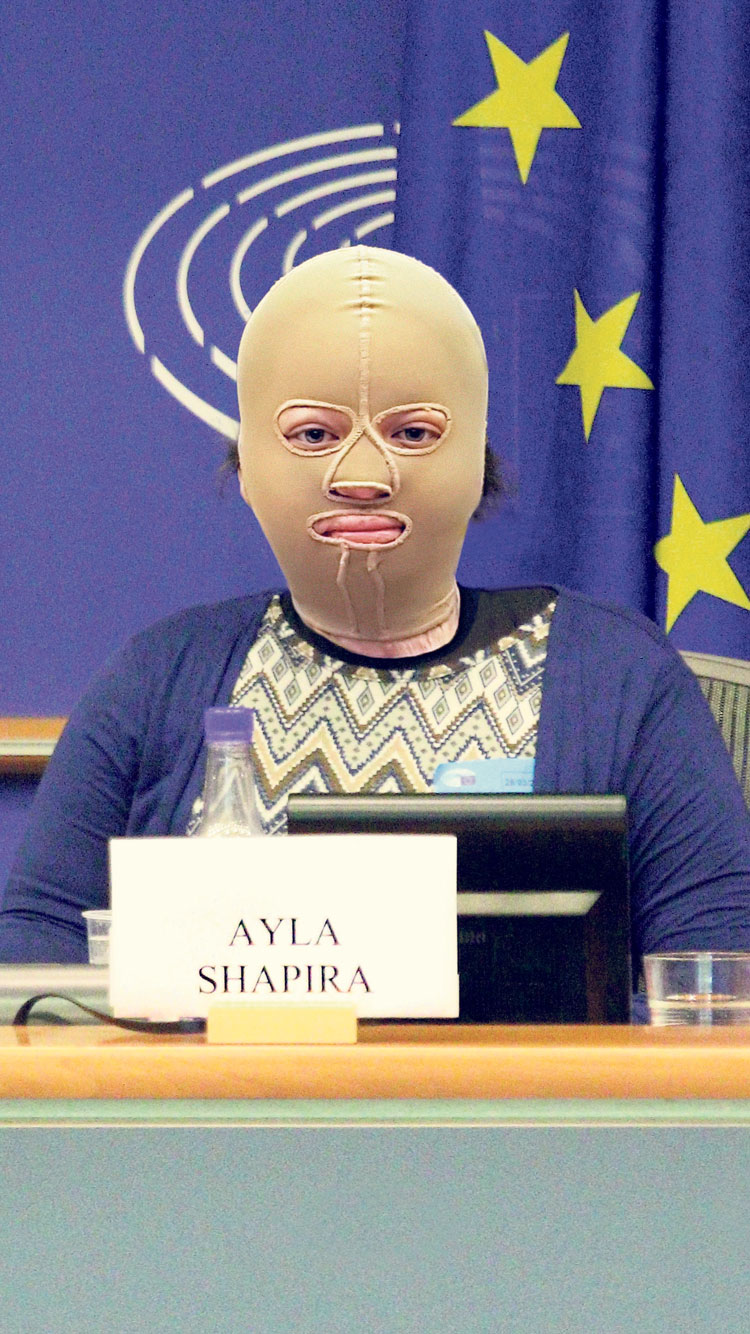 Ayla Shapira speaks in front of the EU Parliament 