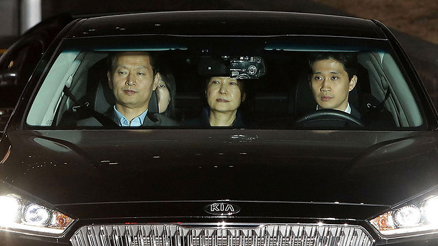 בדרך למעצר. נשיאת דרום קוריאה לשעבר פארק ג'ן-הייאה (צילום: רויטרס) (צילום: רויטרס)