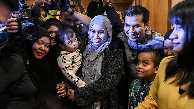 בני משפחותיהם של המלזים ששבו לארצם (צילום: AFP) (צילום: AFP)