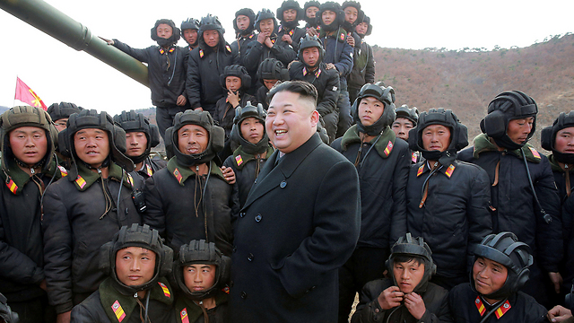 קים וחיילי השריון של צפון קוריאה (צילום: רויטרס) (צילום: רויטרס)