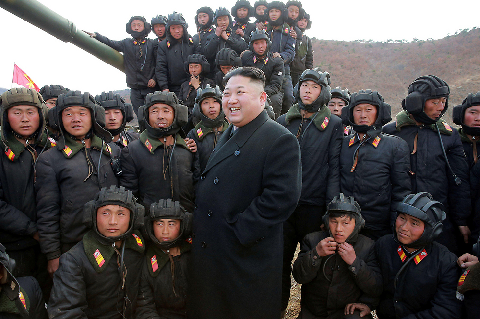 קים ג'ונג און עם יחידת שריון בצפון קוריאה (צילום: רויטרס) (צילום: רויטרס)