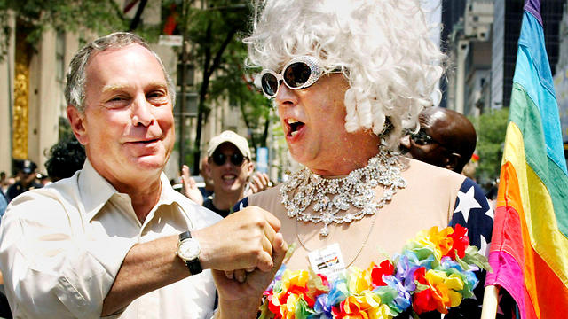 בייקר (מימין) וראש העיר ניו יורק בלומברג במצעד הגאווה ב-2002 (צילום: רויטרס) (צילום: רויטרס)