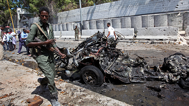 חיל סומלי ליד מכונית תופת במוגדישו. השבוע הוחלט שארה"ב תרחיב את המבצע האווירי (צילום: AP) (צילום: AP)