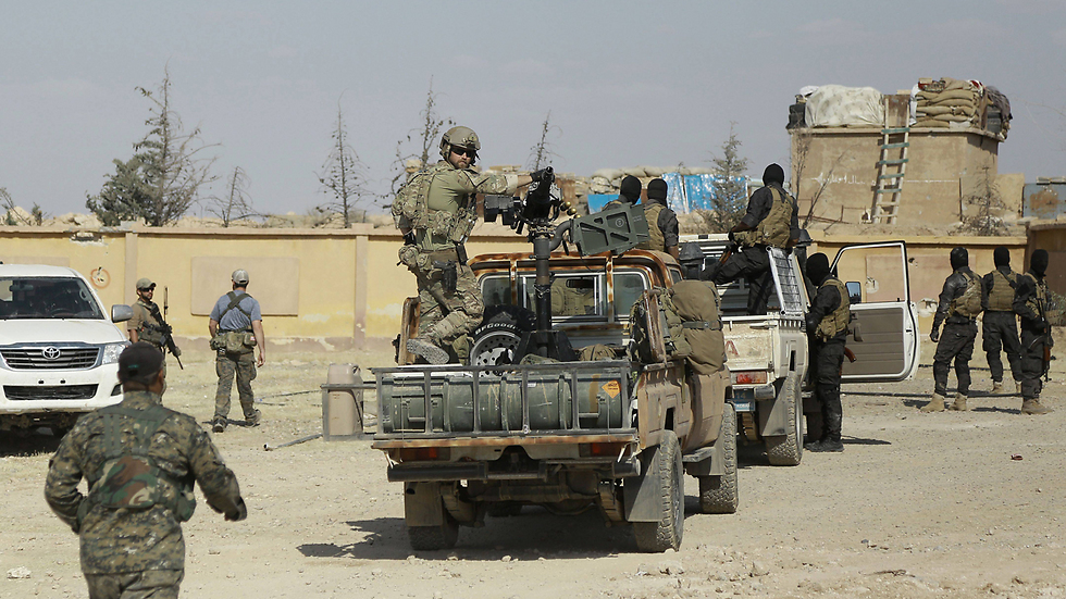 חיילים אמריקנים עם מורדים כורדים בסוריה (צילום: AFP) (צילום: AFP)