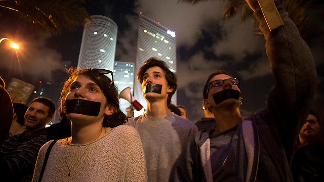 עובדי התאגיד ותומכיהם מפגינים בתל אביב  (צילום: רויטרס) (צילום: רויטרס)